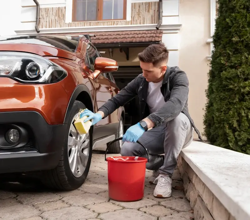 Lavage auto à domicile Grand-Charmont : professionnel intervenant sur un véhicule